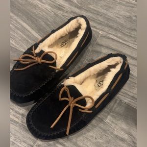 Women Ugg Dakota moccasin slippers
